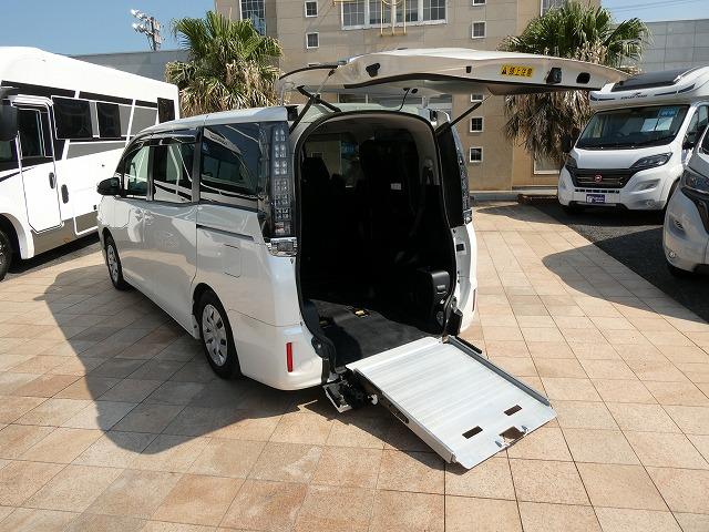 ヴォクシー Ｘ　福祉車両　４ＷＤ　ウェルキャブ　スロープ　タイプ１　リア車高降下装置　後退防止ベルト　車いす電動固定装置　両側電動スライドドア　ＥＴＣ　衝突軽減ブレーキ　セーフティーセンス（32枚目）