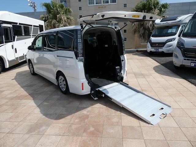 ヴォクシー Ｘ　福祉車両　４ＷＤ　ウェルキャブ　スロープ　タイプ１　リア車高降下装置　後退防止ベルト　車いす電動固定装置　両側電動スライドドア　ＥＴＣ　衝突軽減ブレーキ　セーフティーセンス（33枚目）