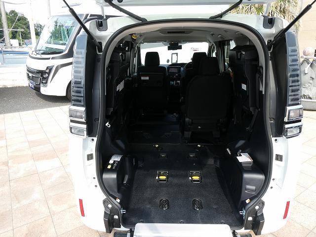 ヴォクシー Ｘ　福祉車両　４ＷＤ　ウェルキャブ　スロープ　タイプ１　車いす２基固定　電動ウインチ　車いす電動固定装置　衝突軽減ブレーキ　セーフティセンス　ＥＴＣ　片側電動スライドドア（2枚目）