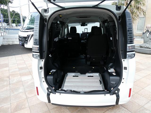 ヴォクシー Ｘ　福祉車両　４ＷＤ　ウェルキャブ　スロープ　タイプ１　車いす２基固定　電動ウインチ　車いす電動固定装置　衝突軽減ブレーキ　セーフティセンス　ＥＴＣ　片側電動スライドドア（11枚目）