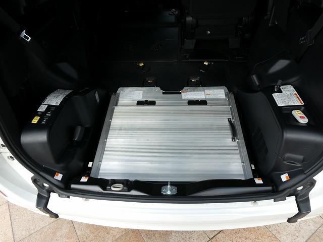 ヴォクシー Ｘ　福祉車両　４ＷＤ　ウェルキャブ　スロープ　タイプ１　車いす２基固定　電動ウインチ　車いす電動固定装置　衝突軽減ブレーキ　セーフティセンス　ＥＴＣ　片側電動スライドドア（12枚目）