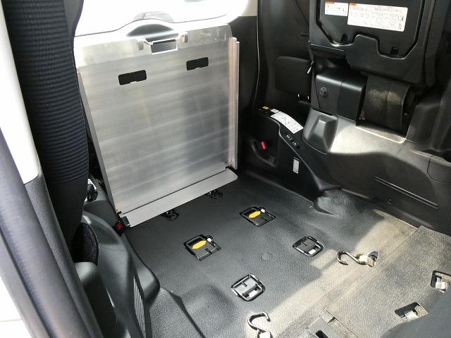 ヴォクシー Ｘ　福祉車両　４ＷＤ　ウェルキャブ　スロープ　タイプ１　車いす２基固定　電動ウインチ　車いす電動固定装置　衝突軽減ブレーキ　セーフティセンス　ＥＴＣ　片側電動スライドドア（13枚目）