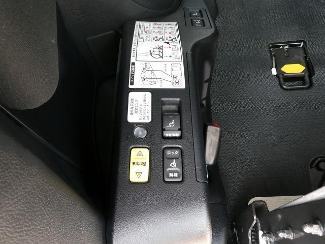 ヴォクシー Ｘ　福祉車両　４ＷＤ　ウェルキャブ　スロープ　タイプ１　車いす２基固定　電動ウインチ　車いす電動固定装置　衝突軽減ブレーキ　セーフティセンス　ＥＴＣ　片側電動スライドドア（28枚目）