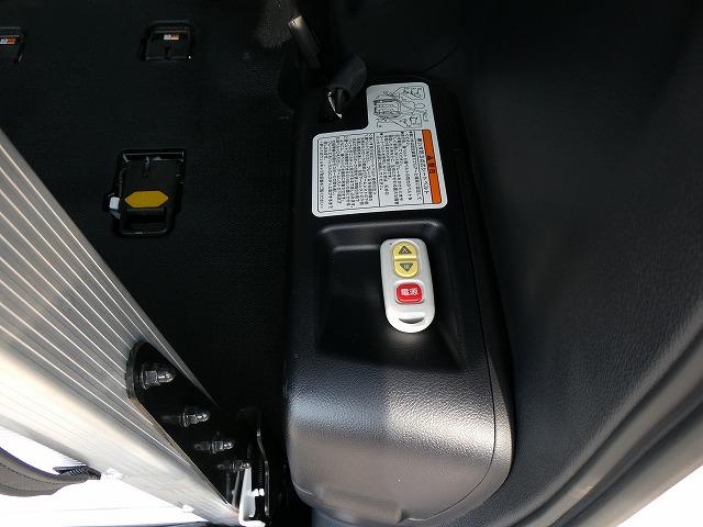 ヴォクシー Ｘ　福祉車両　４ＷＤ　ウェルキャブ　スロープ　タイプ１　車いす２基固定　電動ウインチ　車いす電動固定装置　衝突軽減ブレーキ　セーフティセンス　ＥＴＣ　片側電動スライドドア（29枚目）