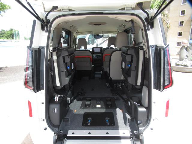 セレナ ＸＶ　福祉車両　チェアキャブ　スロープ　車いす２基固定　７人乗り　電動ウインチ　車いす電動固定装置　リア車高降下装置　衝突軽減ブレーキ　プロパイロット　前後ドライブレコーダー　ＥＴＣ　デジタルインナーミラー（2枚目）