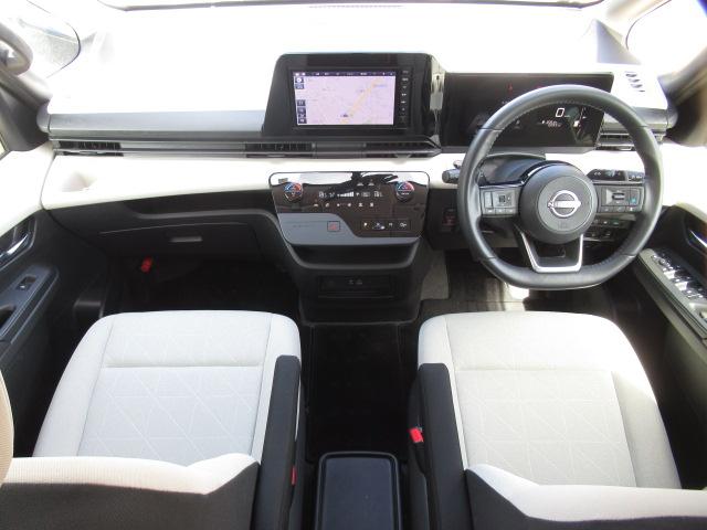 セレナ ＸＶ　福祉車両　チェアキャブ　スロープ　車いす２基固定　７人乗り　電動ウインチ　車いす電動固定装置　リア車高降下装置　衝突軽減ブレーキ　プロパイロット　前後ドライブレコーダー　ＥＴＣ　デジタルインナーミラー（3枚目）