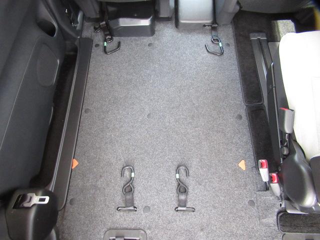 セレナ ＸＶ　福祉車両　チェアキャブ　スロープ　車いす２基固定　７人乗り　電動ウインチ　車いす電動固定装置　リア車高降下装置　衝突軽減ブレーキ　プロパイロット　前後ドライブレコーダー　ＥＴＣ　デジタルインナーミラー（10枚目）