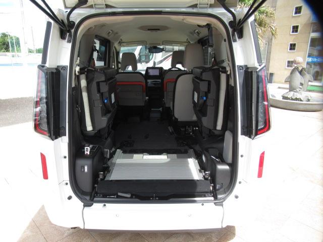セレナ ＸＶ　福祉車両　チェアキャブ　スロープ　車いす２基固定　７人乗り　電動ウインチ　車いす電動固定装置　リア車高降下装置　衝突軽減ブレーキ　プロパイロット　前後ドライブレコーダー　ＥＴＣ　デジタルインナーミラー（12枚目）