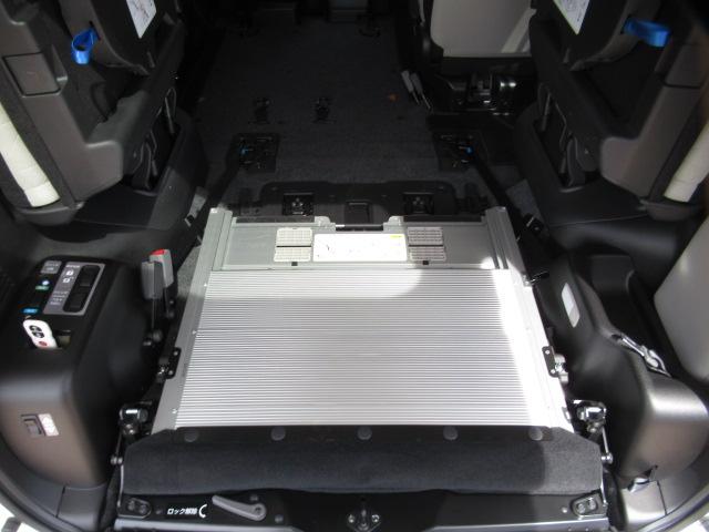 セレナ ＸＶ　福祉車両　チェアキャブ　スロープ　車いす２基固定　７人乗り　電動ウインチ　車いす電動固定装置　リア車高降下装置　衝突軽減ブレーキ　プロパイロット　前後ドライブレコーダー　ＥＴＣ　デジタルインナーミラー（13枚目）