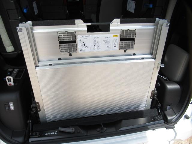 セレナ ＸＶ　福祉車両　チェアキャブ　スロープ　車いす２基固定　７人乗り　電動ウインチ　車いす電動固定装置　リア車高降下装置　衝突軽減ブレーキ　プロパイロット　前後ドライブレコーダー　ＥＴＣ　デジタルインナーミラー（14枚目）