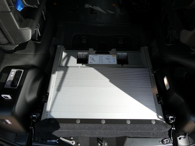 セレナ ｅ－パワー　ハイウェイスターＶ　福祉車両　スロープ　車いす１名セカンド仕様　７人乗り　プロパイロット　車いす２列目固定　電動ウインチ　車いす電動固定装置　リア車高降下装置　ＥＴＣ２．０　前後ドライブレコーダー　両側オートスライドドア（14枚目）
