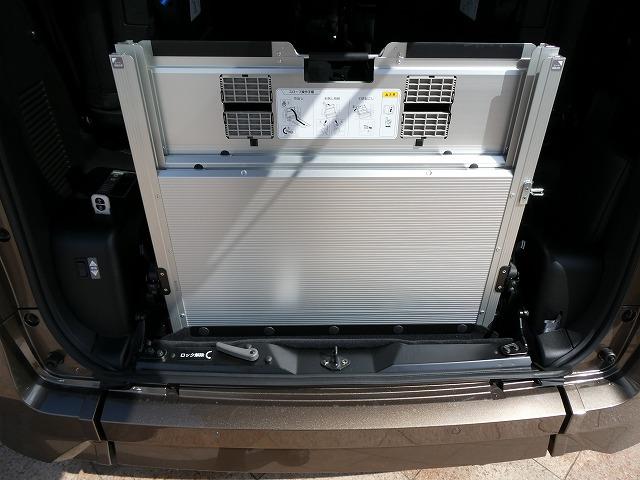 セレナ ｅ－パワー　ハイウェイスターＶ　福祉車両　スロープ　車いす１名セカンド仕様　７人乗り　プロパイロット　車いす２列目固定　電動ウインチ　車いす電動固定装置　リア車高降下装置　ＥＴＣ２．０　前後ドライブレコーダー　両側オートスライドドア（15枚目）