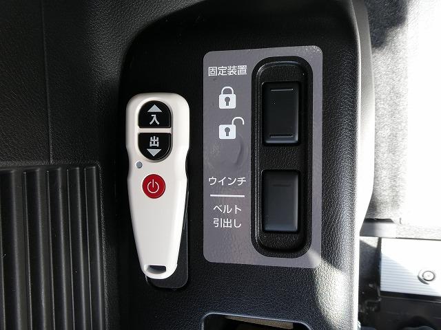 セレナ ｅ－パワー　ハイウェイスターＶ　福祉車両　スロープ　車いす１名セカンド仕様　７人乗り　プロパイロット　車いす２列目固定　電動ウインチ　車いす電動固定装置　リア車高降下装置　ＥＴＣ２．０　前後ドライブレコーダー　両側オートスライドドア（35枚目）