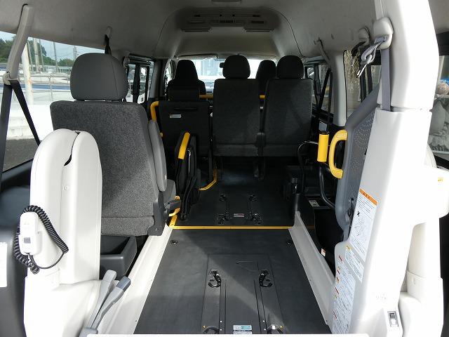レジアスエースバン 　福祉車両　ウェルキャブ　Ｂタイプ　リアリフト　車いす電動固定装置　電動サイドステップ　車いす２基固定　１０人乗り　バックカメラ　スライドドアイージークローザー（2枚目）