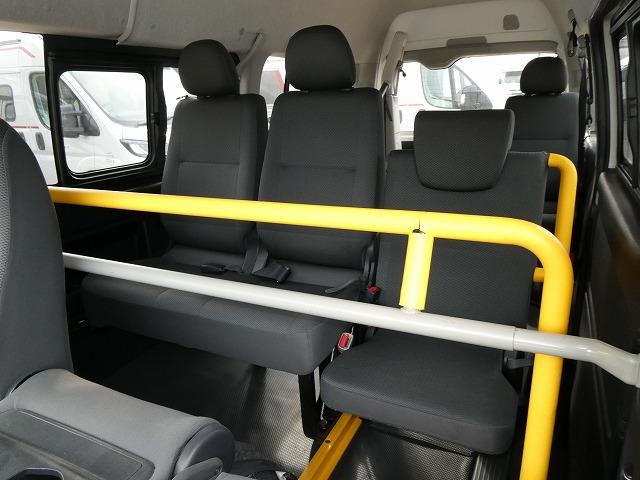 レジアスエースバン 　福祉車両　ウェルキャブ　Ｂタイプ　リアリフト　車いす電動固定装置　電動サイドステップ　車いす２基固定　１０人乗り　バックカメラ　スライドドアイージークローザー（6枚目）