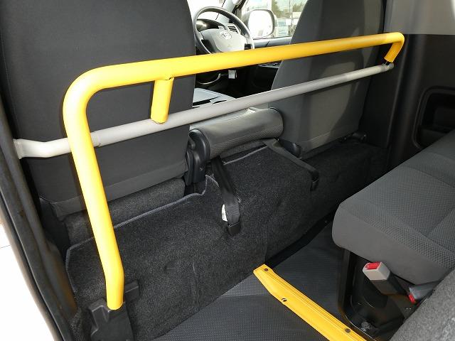 レジアスエースバン 　福祉車両　ウェルキャブ　Ｂタイプ　リアリフト　車いす電動固定装置　電動サイドステップ　車いす２基固定　１０人乗り　バックカメラ　スライドドアイージークローザー（7枚目）