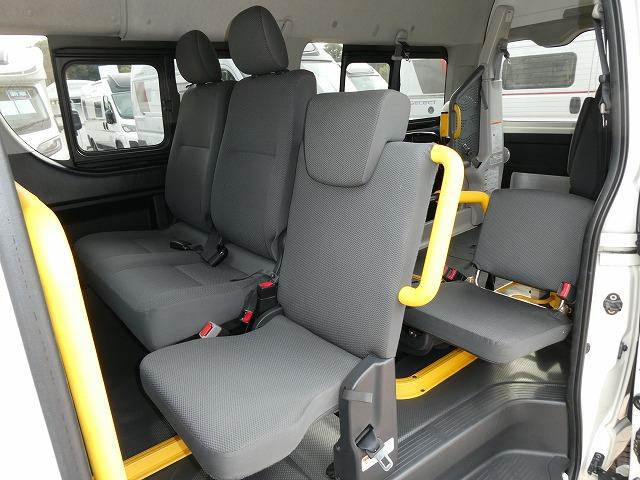 レジアスエースバン 　福祉車両　ウェルキャブ　Ｂタイプ　リアリフト　車いす電動固定装置　電動サイドステップ　車いす２基固定　１０人乗り　バックカメラ　スライドドアイージークローザー（8枚目）