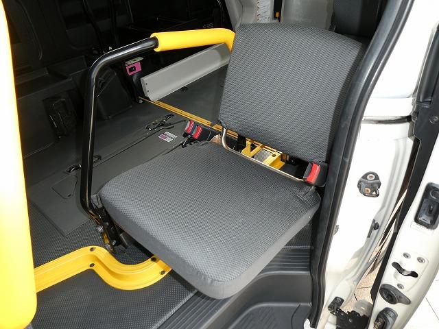 レジアスエースバン 　福祉車両　ウェルキャブ　Ｂタイプ　リアリフト　車いす電動固定装置　電動サイドステップ　車いす２基固定　１０人乗り　バックカメラ　スライドドアイージークローザー（11枚目）