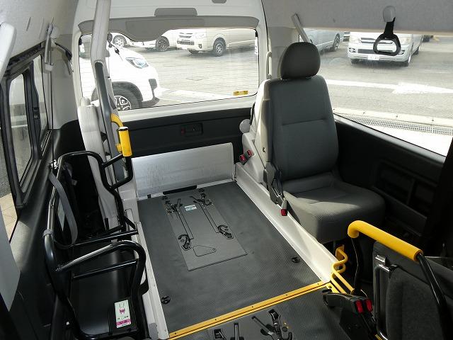 レジアスエースバン 　福祉車両　ウェルキャブ　Ｂタイプ　リアリフト　車いす電動固定装置　電動サイドステップ　車いす２基固定　１０人乗り　バックカメラ　スライドドアイージークローザー（14枚目）