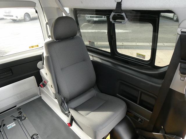 レジアスエースバン 　福祉車両　ウェルキャブ　Ｂタイプ　リアリフト　車いす電動固定装置　電動サイドステップ　車いす２基固定　１０人乗り　バックカメラ　スライドドアイージークローザー（15枚目）
