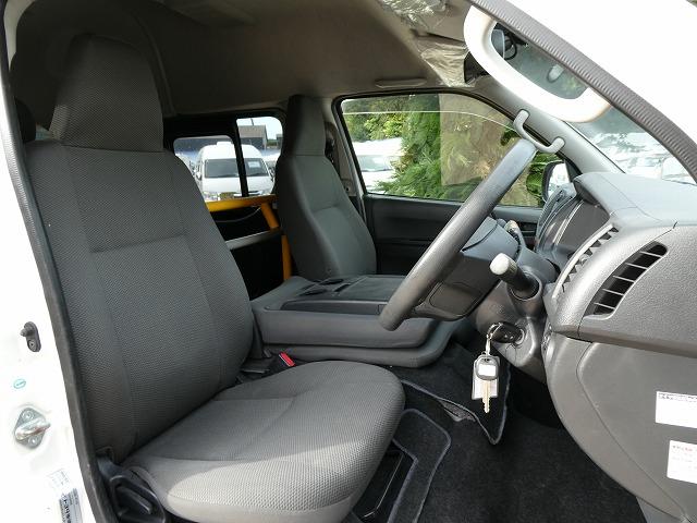 レジアスエースバン 　福祉車両　ウェルキャブ　Ｂタイプ　リアリフト　車いす電動固定装置　電動サイドステップ　車いす２基固定　１０人乗り　バックカメラ　スライドドアイージークローザー（18枚目）