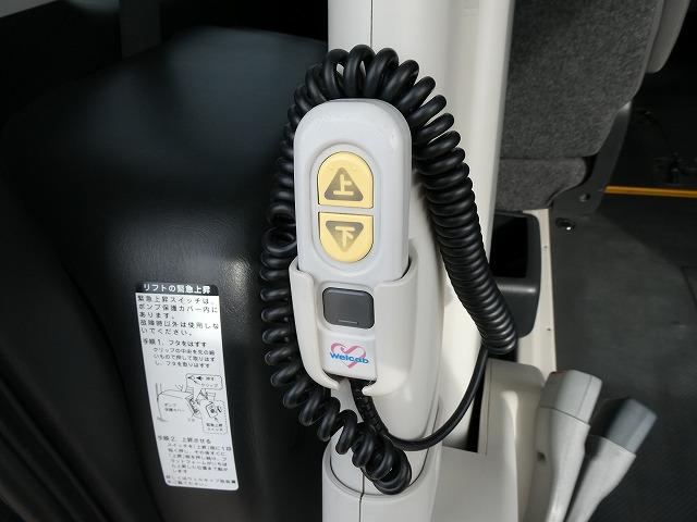 レジアスエースバン 　福祉車両　ウェルキャブ　Ｂタイプ　リアリフト　車いす電動固定装置　電動サイドステップ　車いす２基固定　１０人乗り　バックカメラ　スライドドアイージークローザー（28枚目）