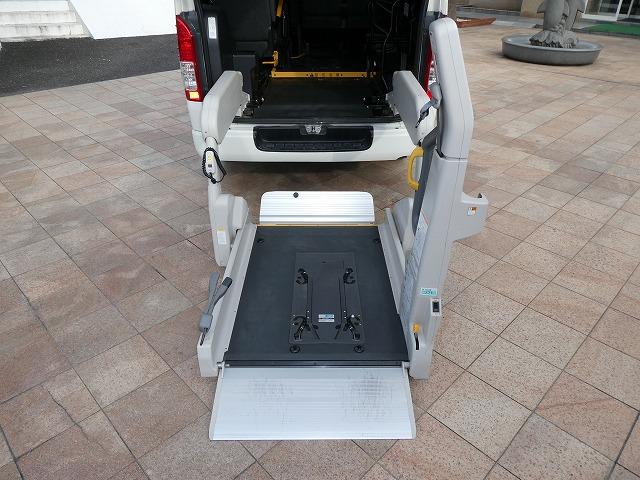 レジアスエースバン 　福祉車両　ウェルキャブ　Ｂタイプ　リアリフト　車いす電動固定装置　電動サイドステップ　車いす２基固定　１０人乗り　バックカメラ　スライドドアイージークローザー（36枚目）