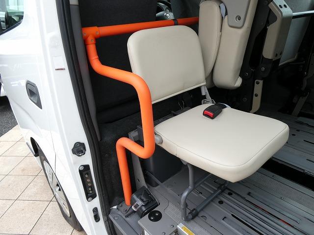 ＮＶ３５０キャラバンバン 　福祉車両　チェアキャブ　リアリフト　Ｄ仕様　車いす４基固定　車いす電動固定装置　電動サイドステップ　バックカメラ（10枚目）