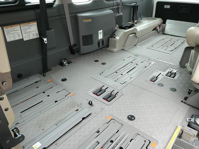 ＮＶ３５０キャラバンバン 　福祉車両　チェアキャブ　リアリフト　Ｄ仕様　車いす４基固定　車いす電動固定装置　電動サイドステップ　バックカメラ（11枚目）