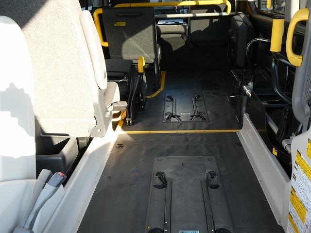 レジアスエースバン  福祉車両 ウェルキャブ Aタイプ 車いす2基固定 リアリフト 車いす2基固定 ストレッチャー固定装置 純正ストレッチャー付き(2枚目)