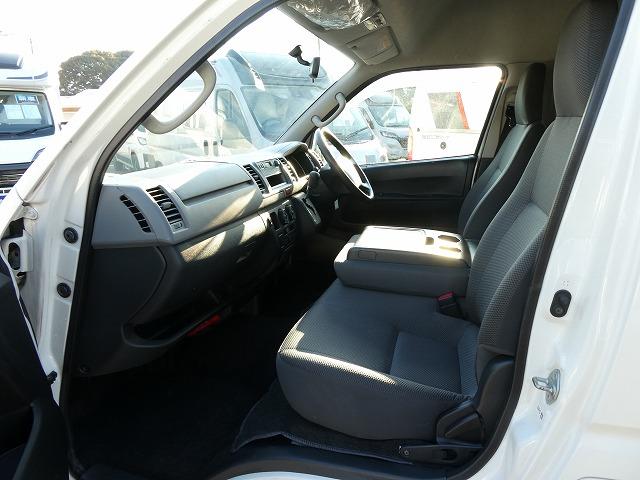 レジアスエースバン  福祉車両 ウェルキャブ Aタイプ 車いす2基固定 リアリフト 車いす2基固定 ストレッチャー固定装置 純正ストレッチャー付き(3枚目)