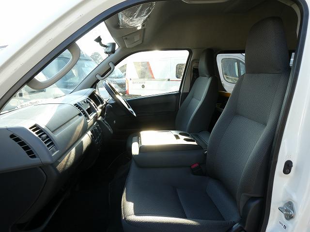 レジアスエースバン  福祉車両 ウェルキャブ Aタイプ 車いす2基固定 リアリフト 車いす2基固定 ストレッチャー固定装置 純正ストレッチャー付き(4枚目)