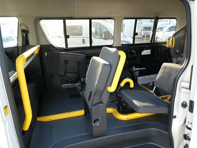 レジアスエースバン  福祉車両 ウェルキャブ Aタイプ 車いす2基固定 リアリフト 車いす2基固定 ストレッチャー固定装置 純正ストレッチャー付き(5枚目)