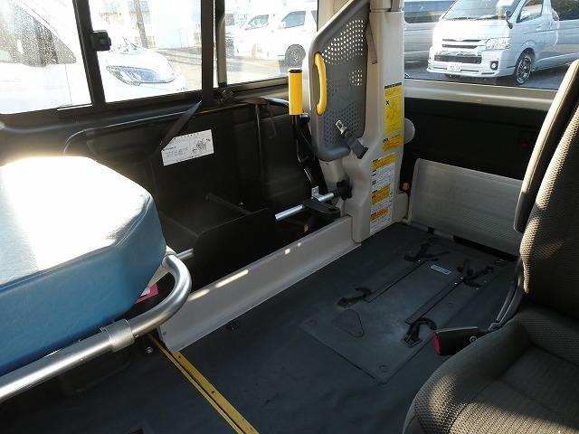 レジアスエースバン  福祉車両 ウェルキャブ Aタイプ 車いす2基固定 リアリフト 車いす2基固定 ストレッチャー固定装置 純正ストレッチャー付き(8枚目)