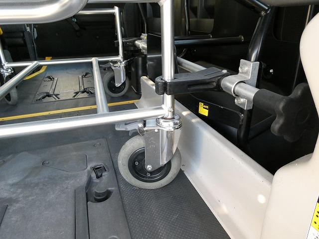 レジアスエースバン  福祉車両 ウェルキャブ Aタイプ 車いす2基固定 リアリフト 車いす2基固定 ストレッチャー固定装置 純正ストレッチャー付き(9枚目)