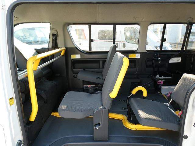 レジアスエースバン  福祉車両 ウェルキャブ Aタイプ 車いす2基固定 リアリフト 車いす2基固定 ストレッチャー固定装置 純正ストレッチャー付き(11枚目)