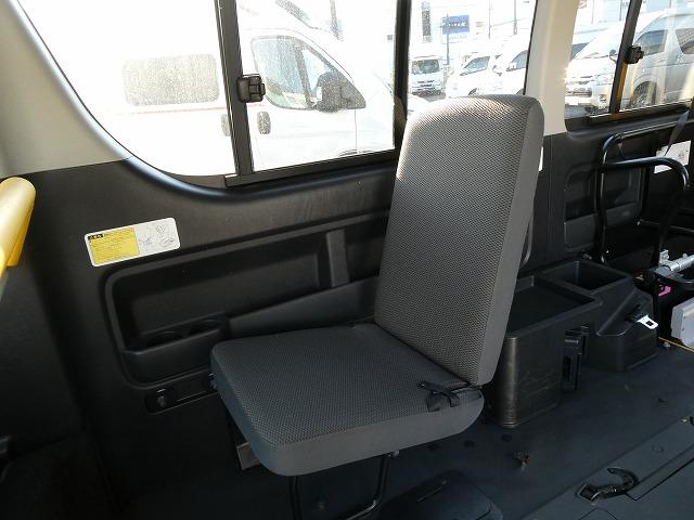 レジアスエースバン  福祉車両 ウェルキャブ Aタイプ 車いす2基固定 リアリフト 車いす2基固定 ストレッチャー固定装置 純正ストレッチャー付き(13枚目)