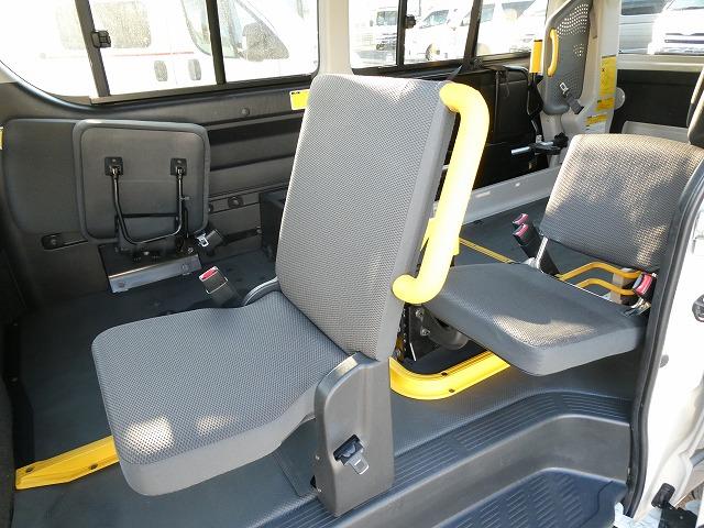 レジアスエースバン  福祉車両 ウェルキャブ Aタイプ 車いす2基固定 リアリフト 車いす2基固定 ストレッチャー固定装置 純正ストレッチャー付き(14枚目)