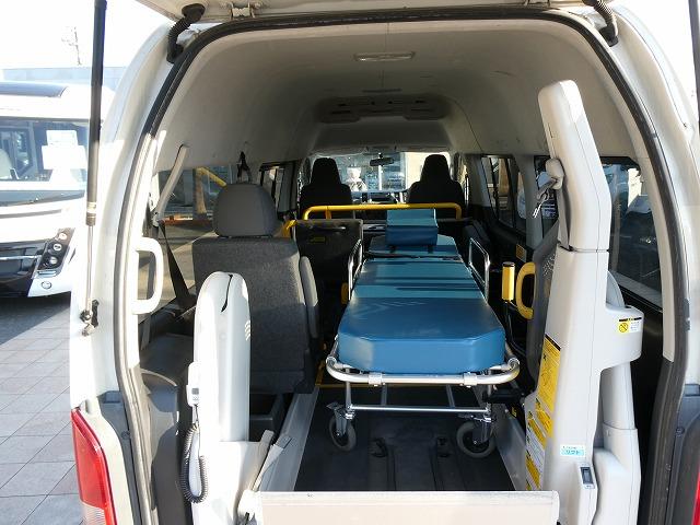 レジアスエースバン  福祉車両 ウェルキャブ Aタイプ 車いす2基固定 リアリフト 車いす2基固定 ストレッチャー固定装置 純正ストレッチャー付き(17枚目)
