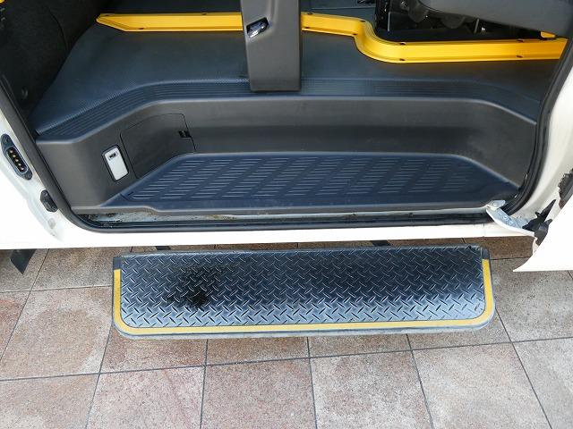 レジアスエースバン  福祉車両 ウェルキャブ Aタイプ 車いす2基固定 リアリフト 車いす2基固定 ストレッチャー固定装置 純正ストレッチャー付き(30枚目)