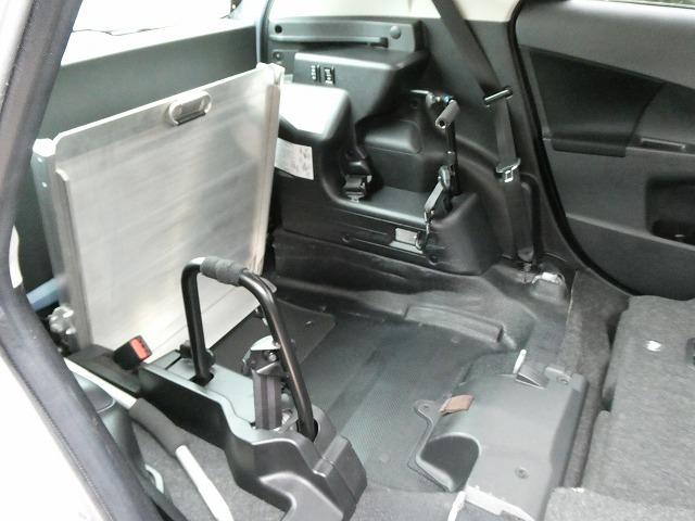 ラクティス 福祉車両 ウェルキャブ スロープ 後退防止ベルト リア車高降下装置 車いす電動固定装置 電動コーナーポール(11枚目)