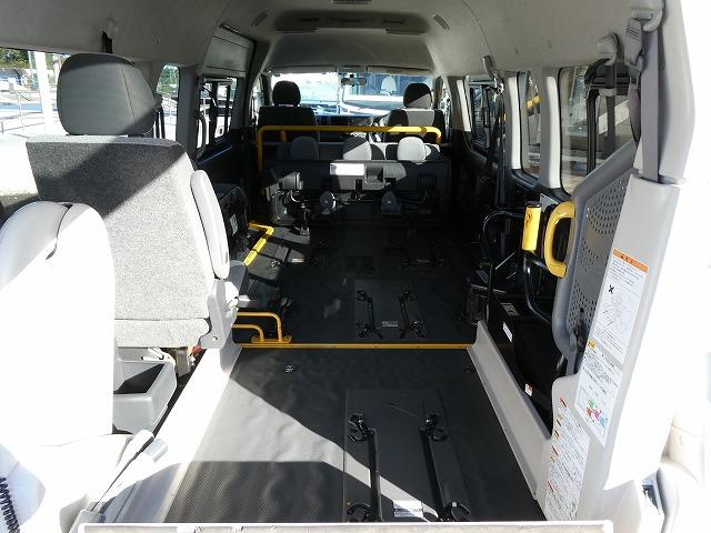 ハイエースコミューター 　福祉車両　ウェルキャブ　Ｄタイプ　車いす４基固定　９人乗り　車いす電動固定装置　電動サイドステップ　ケンウッドメモリーナビ　バックカメラ（2枚目）