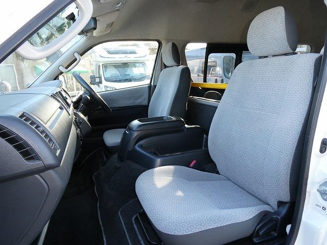 ハイエースコミューター 　福祉車両　ウェルキャブ　Ｄタイプ　車いす４基固定　９人乗り　車いす電動固定装置　電動サイドステップ　ケンウッドメモリーナビ　バックカメラ（5枚目）