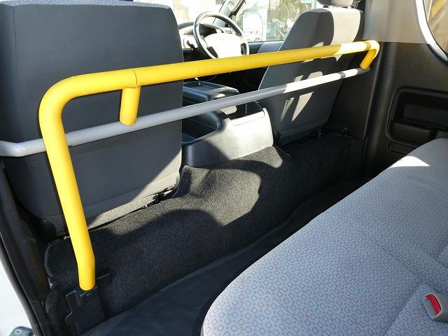 ハイエースコミューター 　福祉車両　ウェルキャブ　Ｄタイプ　車いす４基固定　９人乗り　車いす電動固定装置　電動サイドステップ　ケンウッドメモリーナビ　バックカメラ（6枚目）
