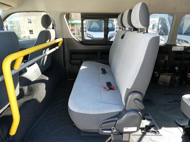 ハイエースコミューター 　福祉車両　ウェルキャブ　Ｄタイプ　車いす４基固定　９人乗り　車いす電動固定装置　電動サイドステップ　ケンウッドメモリーナビ　バックカメラ（7枚目）