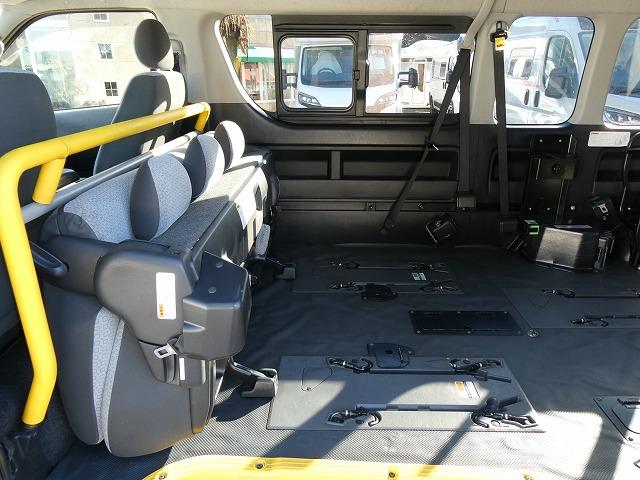 ハイエースコミューター 　福祉車両　ウェルキャブ　Ｄタイプ　車いす４基固定　９人乗り　車いす電動固定装置　電動サイドステップ　ケンウッドメモリーナビ　バックカメラ（9枚目）