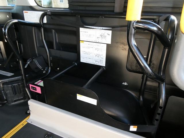 ハイエースコミューター 　福祉車両　ウェルキャブ　Ｄタイプ　車いす４基固定　９人乗り　車いす電動固定装置　電動サイドステップ　ケンウッドメモリーナビ　バックカメラ（12枚目）