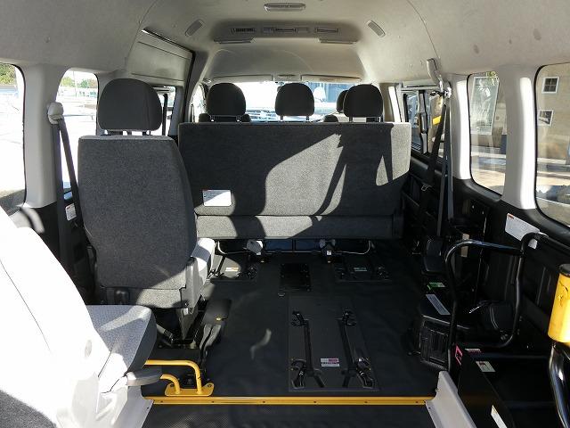 ハイエースコミューター 　福祉車両　ウェルキャブ　Ｄタイプ　車いす４基固定　９人乗り　車いす電動固定装置　電動サイドステップ　ケンウッドメモリーナビ　バックカメラ（13枚目）