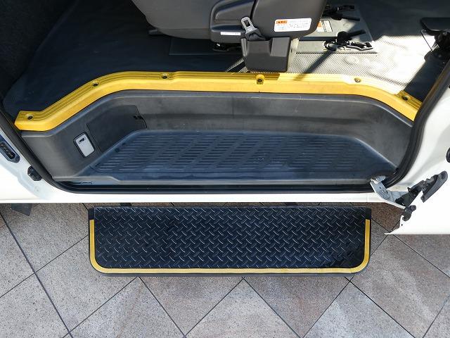 ハイエースコミューター 　福祉車両　ウェルキャブ　Ｄタイプ　車いす４基固定　９人乗り　車いす電動固定装置　電動サイドステップ　ケンウッドメモリーナビ　バックカメラ（22枚目）