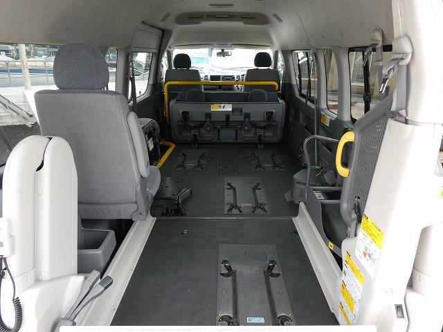 ハイエースコミューター 　福祉車両　ウェルキャブ　Ｄタイプ　リアリフト　車いす４基固定　車いす電動固定装置　電動サイドステップ　１０人乗り　電動スライドドア（2枚目）